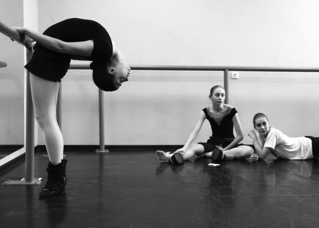 Черно-белые снимки тяжелых будней в балетной школе. Фото