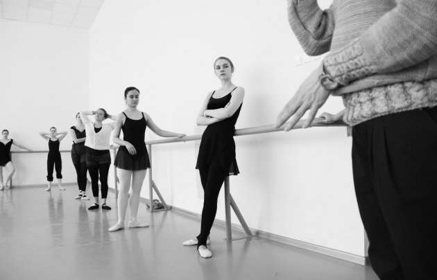 Черно-белые снимки тяжелых будней в балетной школе. Фото