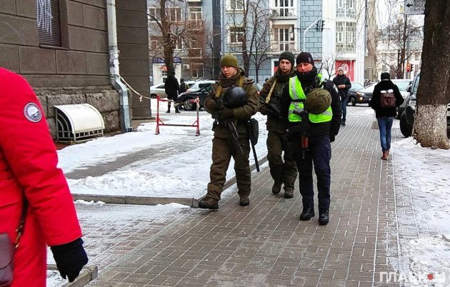 В Киеве в правительственном квартале видели автоматчиков