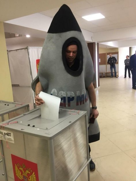 В России на выборы пришел человек-ракета