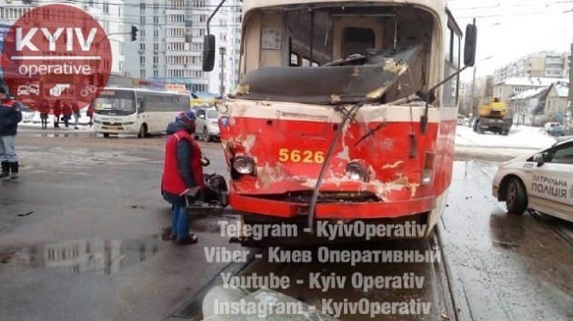 В Киеве грузовик въехал в трамвай с пассажирами