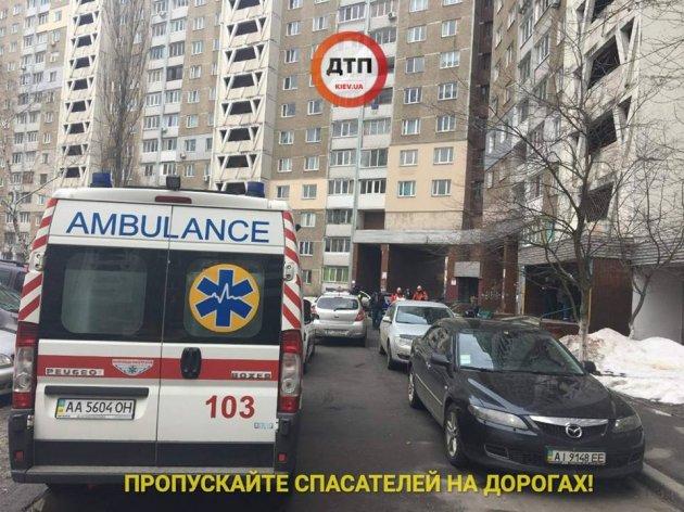 В Киеве женщина выбросилась из окна многоэтажки