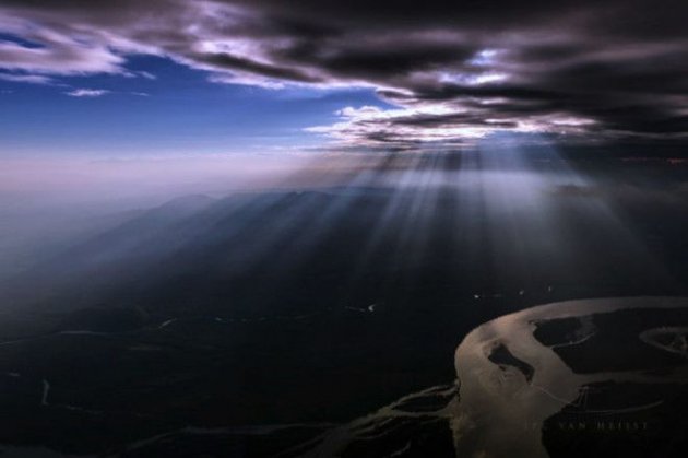Пилот показал, как выглядит северное сияние на высоте 10 тысяч метров. Фото