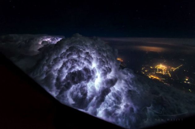 Пилот показал, как выглядит северное сияние на высоте 10 тысяч метров. Фото