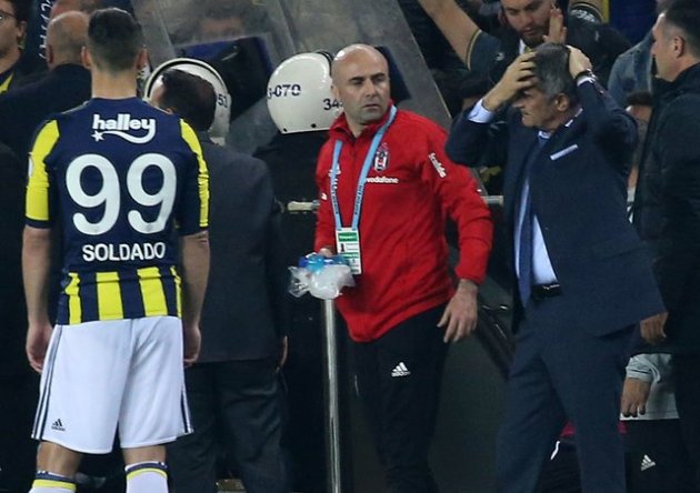 Фанаты проломили голову тренеру «Бешикташа» на матче Кубка Турции