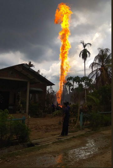 В Индонезии вспыхнула нефтяная скважина, есть жертвы