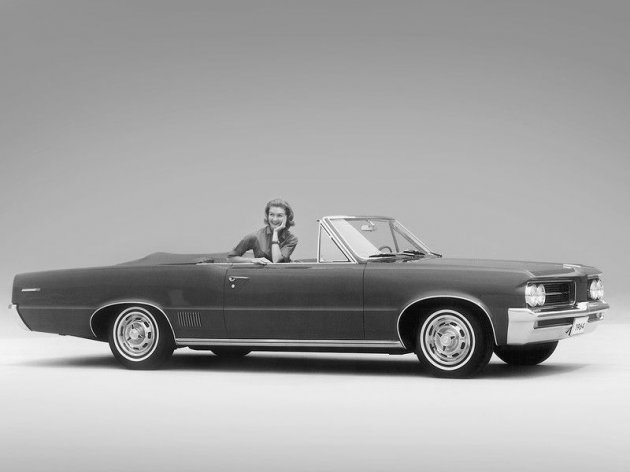 Ретро-автомобили и красивые девушки на черно-белых снимках. Фото