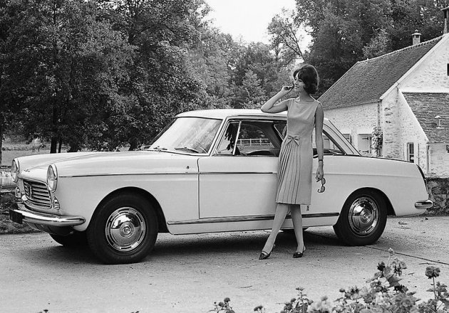 Ретро-автомобили и красивые девушки на черно-белых снимках. Фото