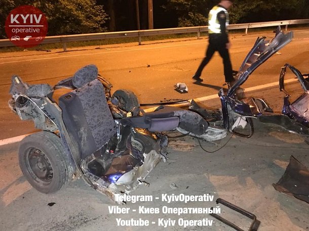 В Киеве автомобиль от удара о столб разорвало на части