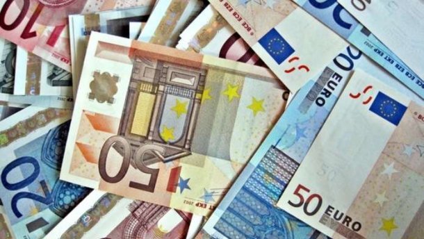 Официальный курс валют: евро подешевел на 21 копейку