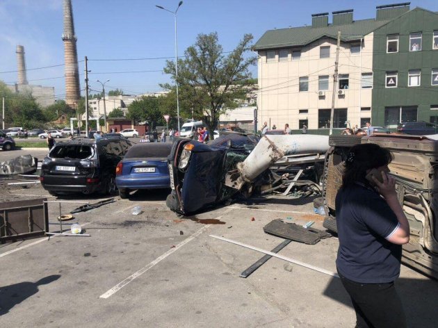 Смертельное ДТП в Днепре: груженая фура снесла десятки авто на парковке