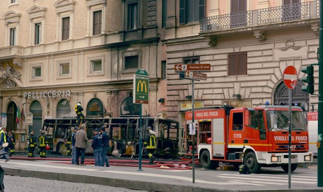 В центре Рима взорвался автобус. Видео