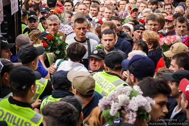 На акции «Бессмертный полк» в Киеве затеяли кровавую драку