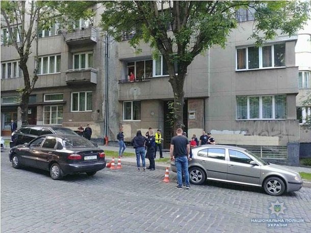 Во Львове участник ДТП ударил ножом девушку-полицейского