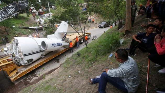 Авиакатастрофа в Гондурасе: частный самолет разломан напополам. Фото