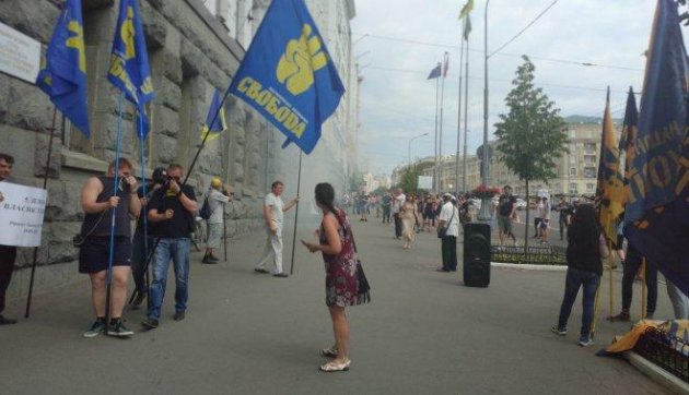 В Харькове неизвестные в балаклавах бросили дымовую шашку в мэрию
