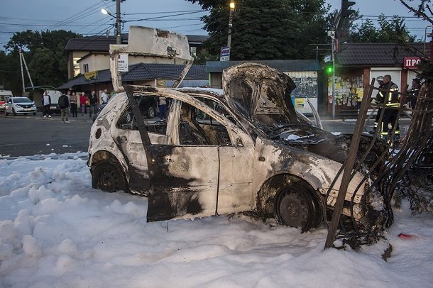 На Киевщине в ДТП сгорел автомобиль, пострадала беременная. Видео