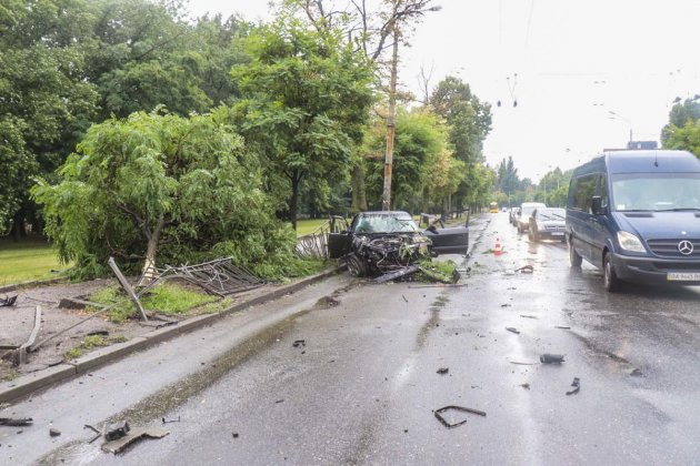 Обломки разбросало в разные стороны: в Киеве произошло серьезное ДТП