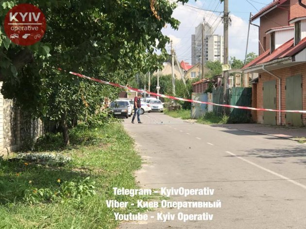 В Киеве со стрельбой ограбили мужчину. Видео