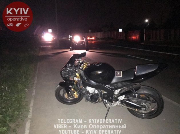 В Киеве мотоциклист насмерть сбил женщину, шедшую с могилы ребенка