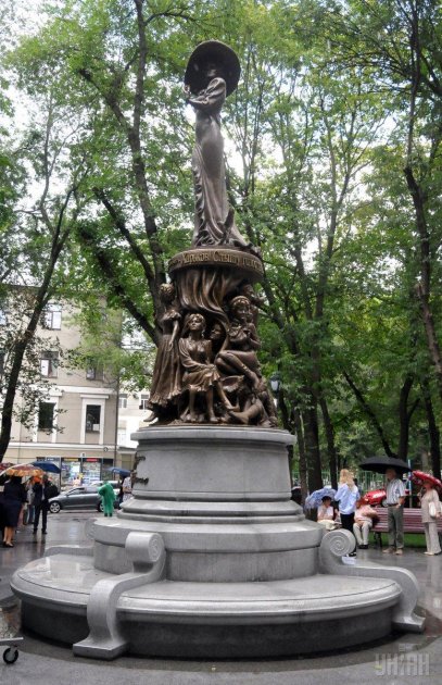 Харьковчан шокировали ошибки на открытом памятнике Гурченко