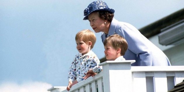 Милые фотографии королевы Елизаветы II с внуками. Фото