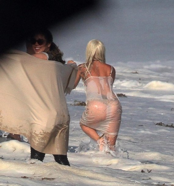Леди Гага устроила откровенную фотосессию на пляже