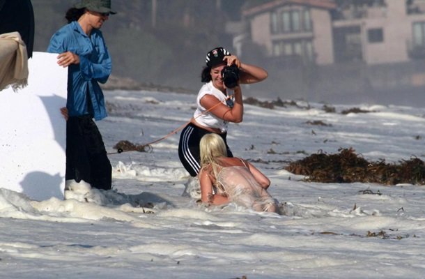 Леди Гага устроила откровенную фотосессию на пляже
