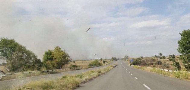 На КПВВ Новотроїцьке триває режим Червоний: горить трава, вибухають боєприпаси