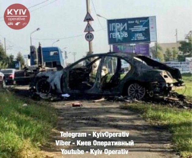 В Києві водій Mercedes під час погоні вилетів з дороги, авто спалахнуло