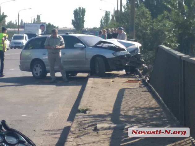 Один із учасників ДТП в Миколаєві ледь не вилетів з мосту. Фото