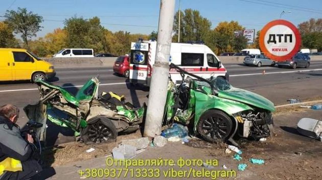 Криваве місиво в Києві: водій врізався в електроопору