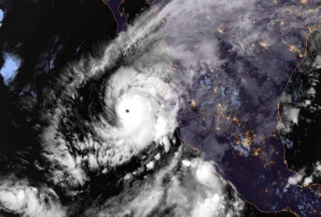В NASA показали заворожуючі фото потужного урагану над Мексикою