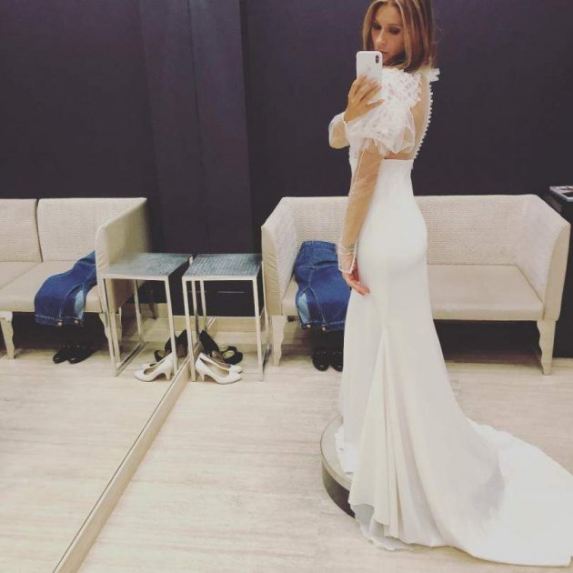 Українська співачка заінтригувала знімком у весільній сукні