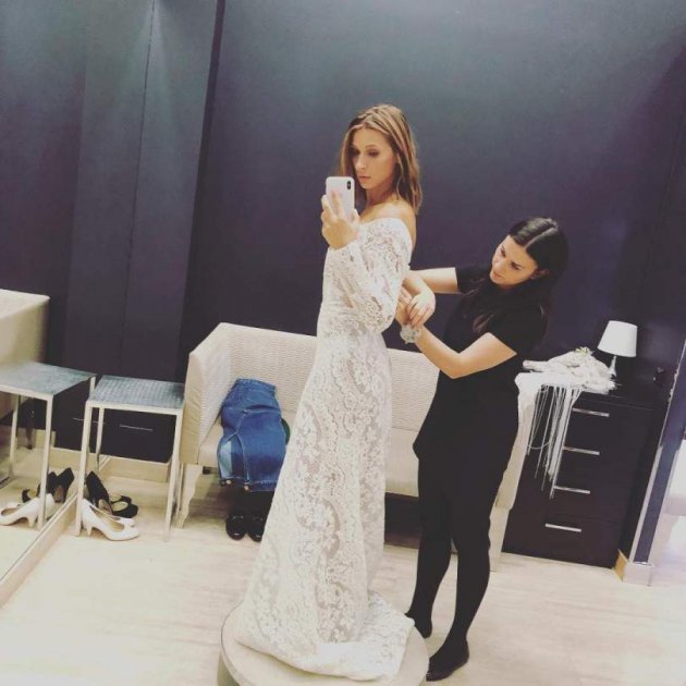 Українська співачка заінтригувала знімком у весільній сукні
