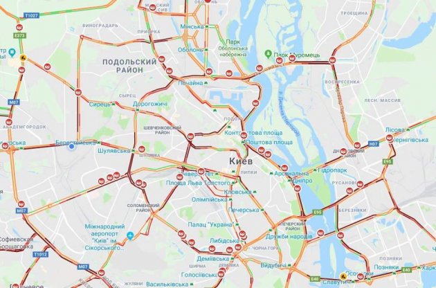 У Києві через сніг та непогоду масові затори та вже більше 50 ДТП