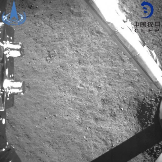 Китай показав перші фотографії зворотної сторони Місяця