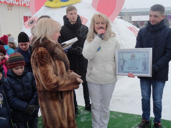 В Украине соорудили рекордную инсталляцию - огромную свинью из снега. Фото