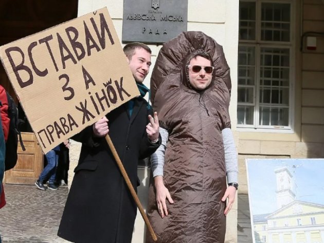 «Неспокійний» Львів: чоловік у костюмі статевого органа закликав «вставати»
