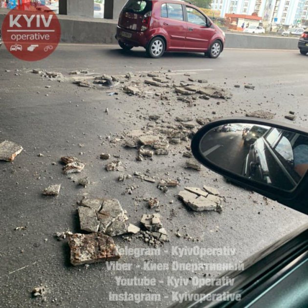 В Києві черговий «стомлений» міст обвалився на автомобіль
