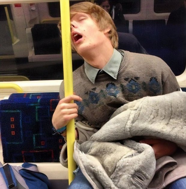 В обіймах Морфея: кумедні фото людей, яким не вистачає сну