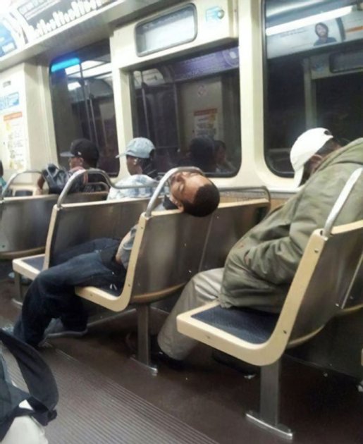 В обіймах Морфея: кумедні фото людей, яким не вистачає сну