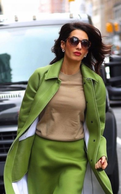 Стильна Амаль Клуні ефектно приїхала у Нью-Йорк. Фото