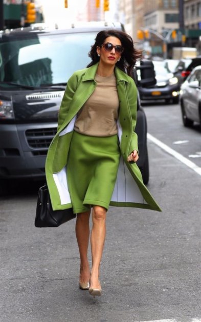 Стильна Амаль Клуні ефектно приїхала у Нью-Йорк. Фото