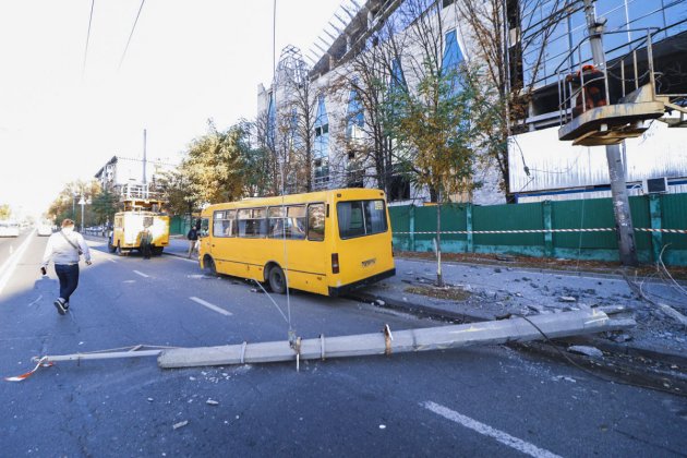 У Києві автобус з пасажирами врізався у стовп