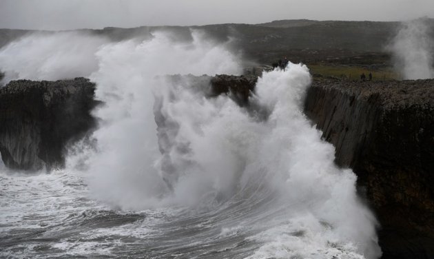 Іспанію і Португалію накрили величезні хвилі. Фото